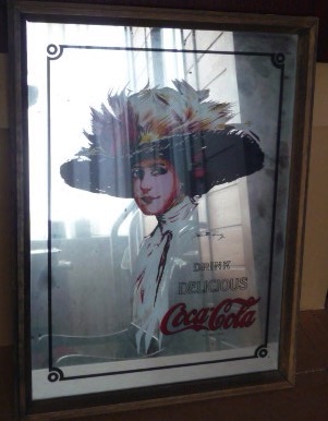 S9272-1 € 15,00 coca cola spiegel dame met hoed 40 x 30 cm.jpeg